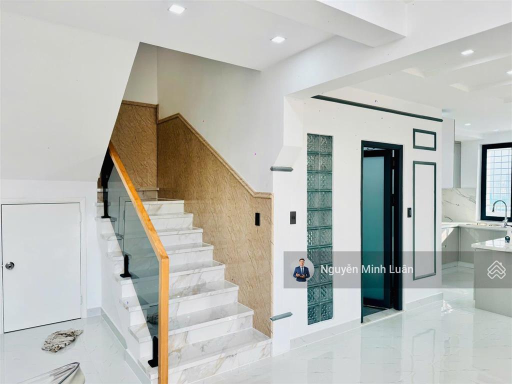 Cho thuê penthouse sky garden 2 phú mỹ hưng 350m, 5 phòng ngủ, 2 sân vườn, giá 60 triệu/tháng