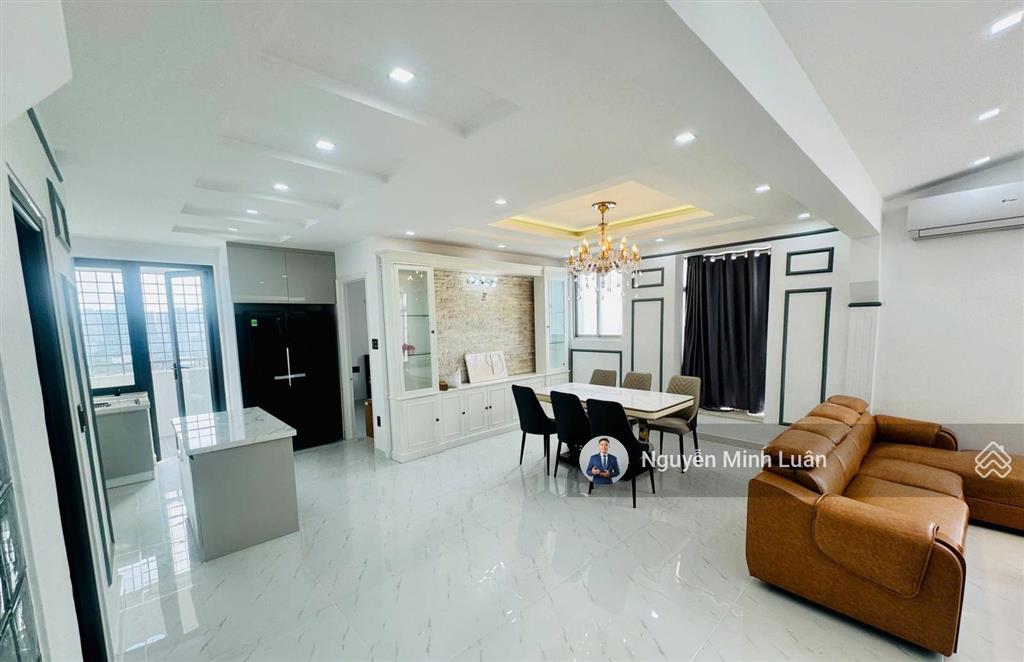 Cho thuê penthouse sky garden 2 phú mỹ hưng 350m, 5 phòng ngủ, 2 sân vườn, giá 60 triệu/tháng