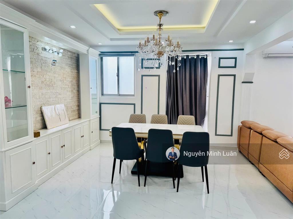 Cho thuê penthouse sky garden 2 phú mỹ hưng 350m, 5 phòng ngủ, 2 sân vườn, giá 60 triệu/tháng