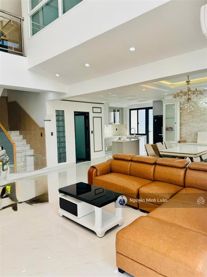 Cho thuê penthouse sky garden 2 phú mỹ hưng 350m, 5 phòng ngủ, 2 sân vườn, giá 60 triệu/tháng