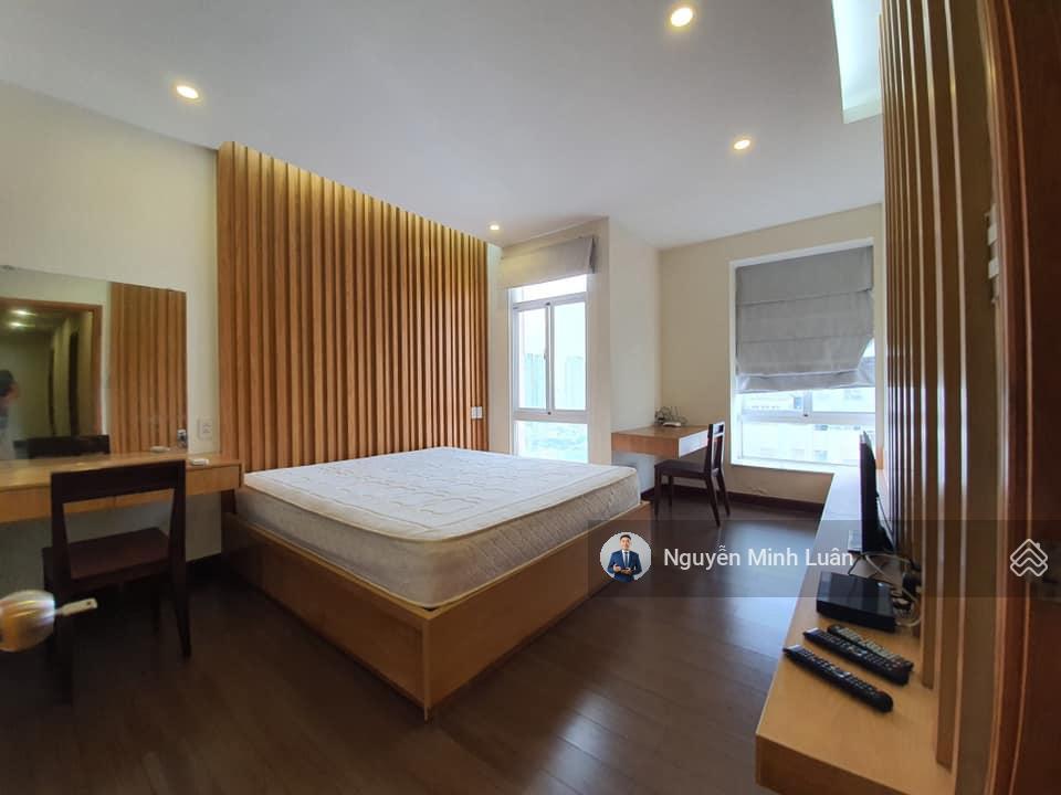 Cho thuê penthouse sky garden 3 phú mỹ hưng 350m, 4 phòng ngủ, 2 sân vườn, giá 40 triệu/tháng