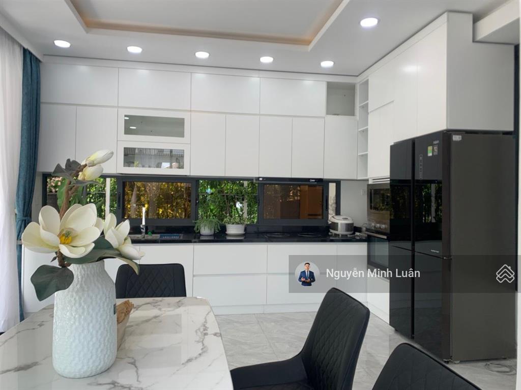 Cần bán gấp căn hộ sky garden phú mỹ hưng 200m2 giá chỉ 10,5 tỷ  sổ hồng riêng  sân vườn rộng