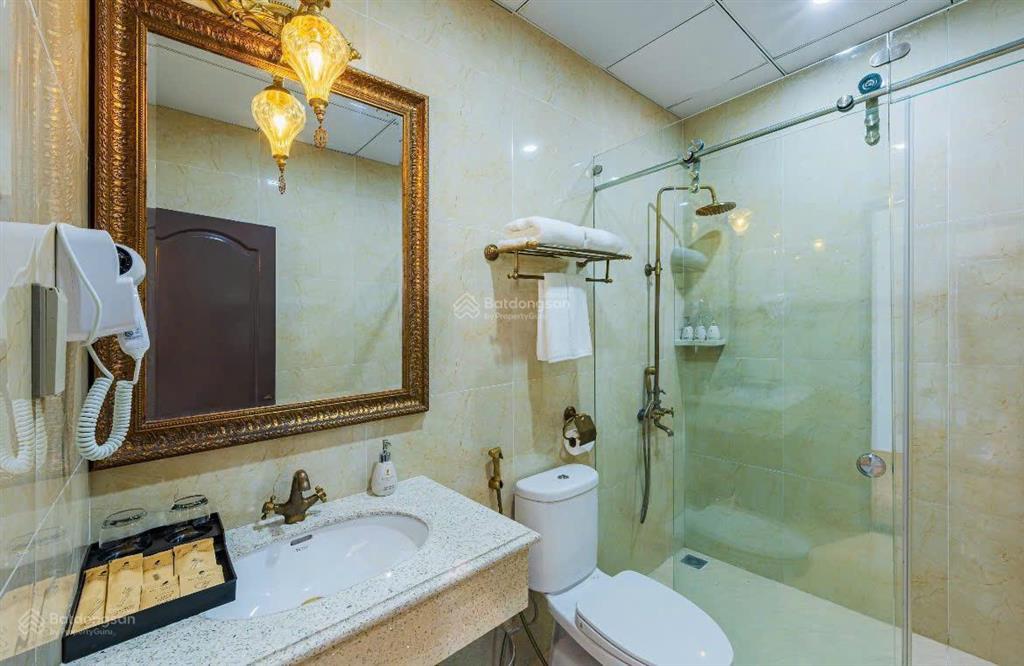 Bán khách sạn đạt chuẩn 3 sao, ngay trung tâm cửa ngõ đà lạt 955m2 40 phòng 180 tỷ