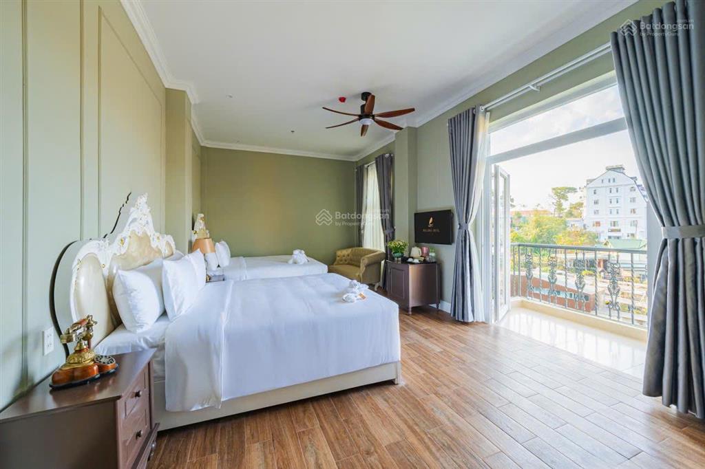 Bán khách sạn đạt chuẩn 3 sao, ngay trung tâm cửa ngõ đà lạt 955m2 40 phòng 180 tỷ
