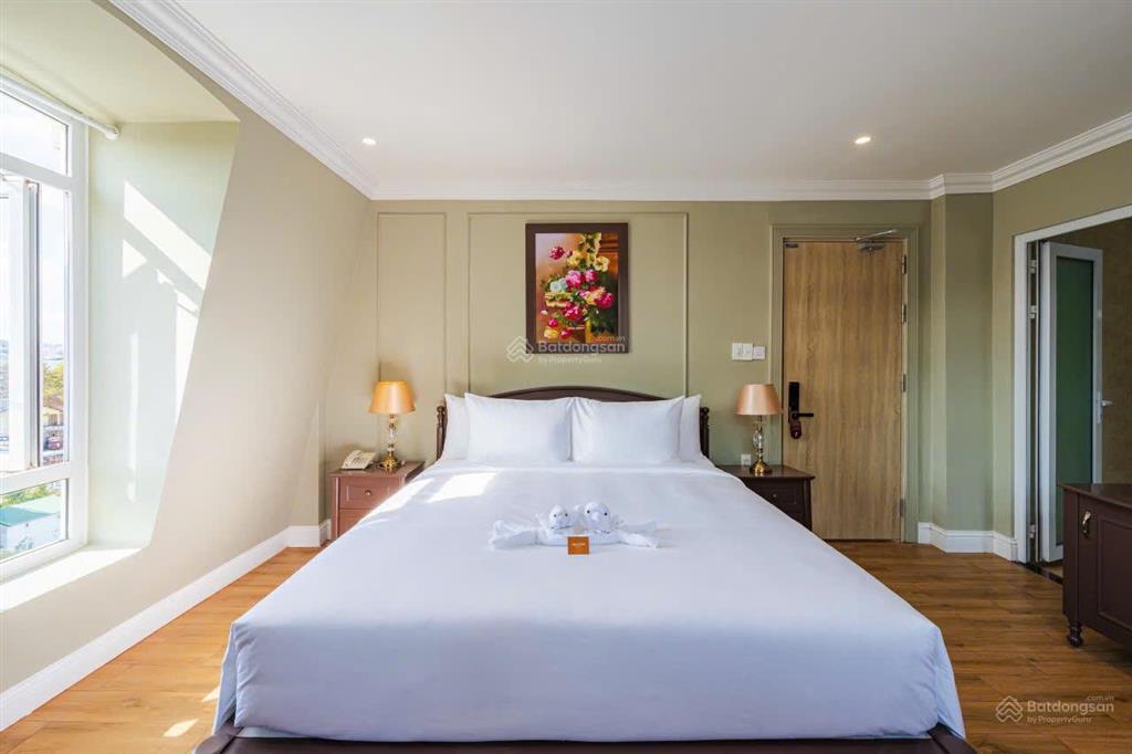 Bán khách sạn đạt chuẩn 3 sao, ngay trung tâm cửa ngõ đà lạt 955m2 40 phòng 180 tỷ