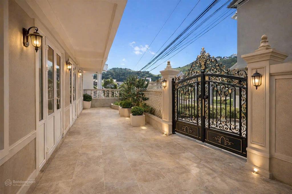 Cần bán villa vừa hoàn thiện, cao cấp, mặt tiền trịnh hoài đức 270m2 ngang 15m, nở hậu 17 tỷ