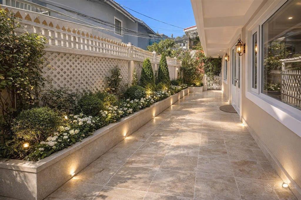 Cần bán villa vừa hoàn thiện, cao cấp, mặt tiền trịnh hoài đức 270m2 ngang 15m, nở hậu 17 tỷ