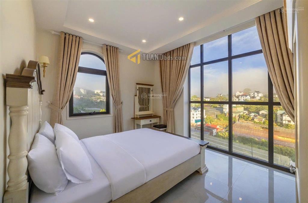 Bán villa sân vườn view đẹp đường ô tô lớn trịnh hoài đức 304.1m2 nhà mới 4 tầng 20tỷ thương lượng