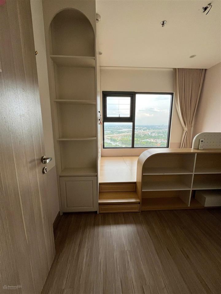 Bán căn 3pn 3,75 tỷ, 82m2 có nội thất view sông vinhomes grand park