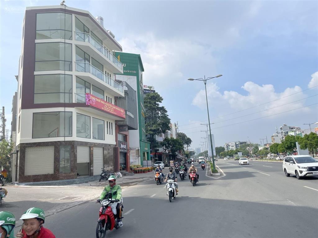 Bán nhà 2 tầng mt bờ sông vàm thuật p5 gv, dt 5.6x12m, giá 13.3 tỷ tl,  0855 400 *** kim hương