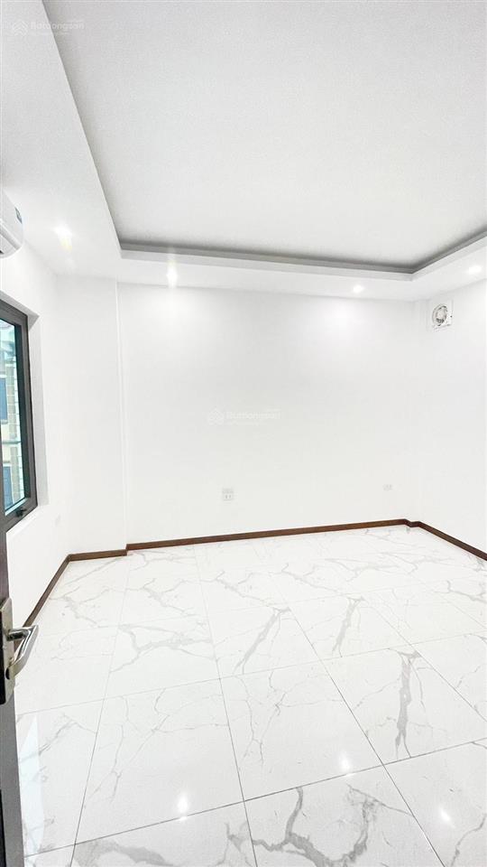 10,9 tỷ có nhà hai bà trưng 5 tầng thang máy, đúng 20m ra mp xách vali về ở ngay
