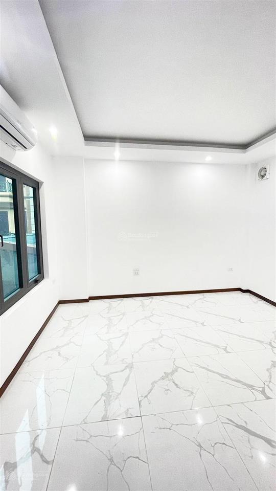 10,9 tỷ có nhà hai bà trưng 5 tầng thang máy, đúng 20m ra mp xách vali về ở ngay