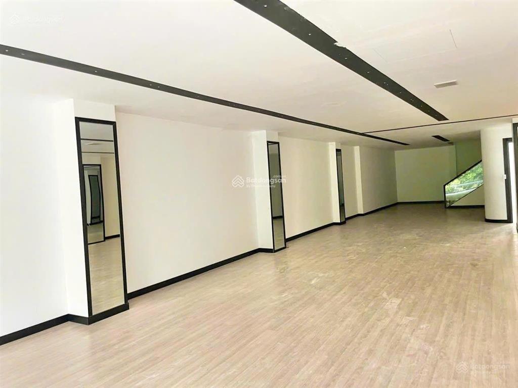 Cho thuê siêu phẩm 215a215b hai bà trưng  8x25m  3 tầng trống suốt mới đẹp  giá thuê 250 triệu