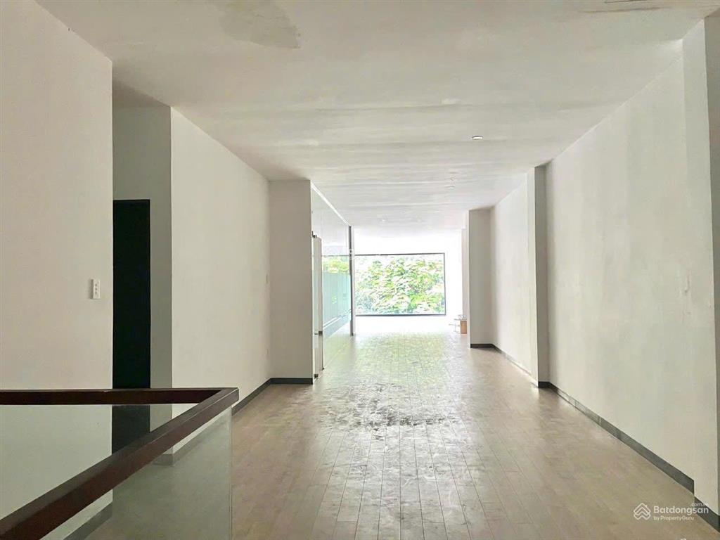Cho thuê siêu phẩm 215a215b hai bà trưng  8x25m  3 tầng trống suốt mới đẹp  giá thuê 250 triệu