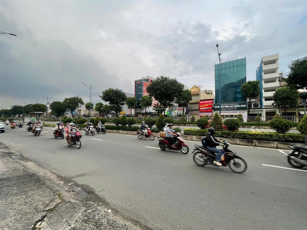 Mặt tiền trường chinh ( ngay cầu tham lương )  21x53m  trệt lửng  giá 70 triệu/căn  0705 214 ***