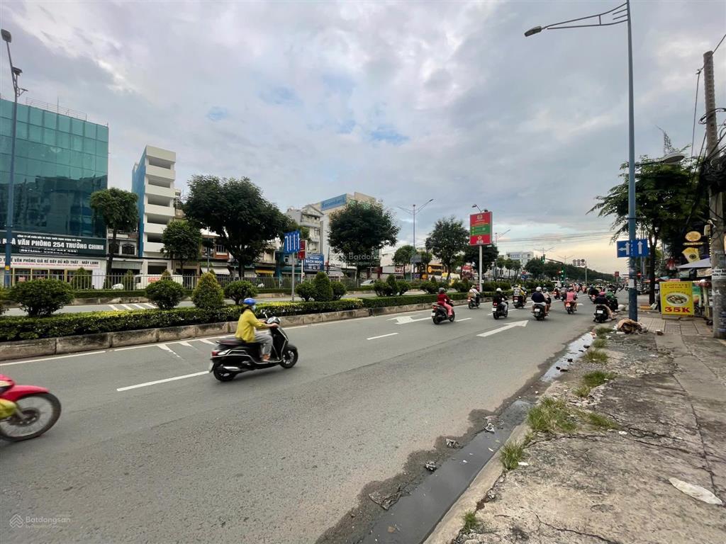 Mặt tiền trường chinh ( ngay cầu tham lương )  21x53m  trệt lửng  giá 70 triệu/căn  0705 214 ***