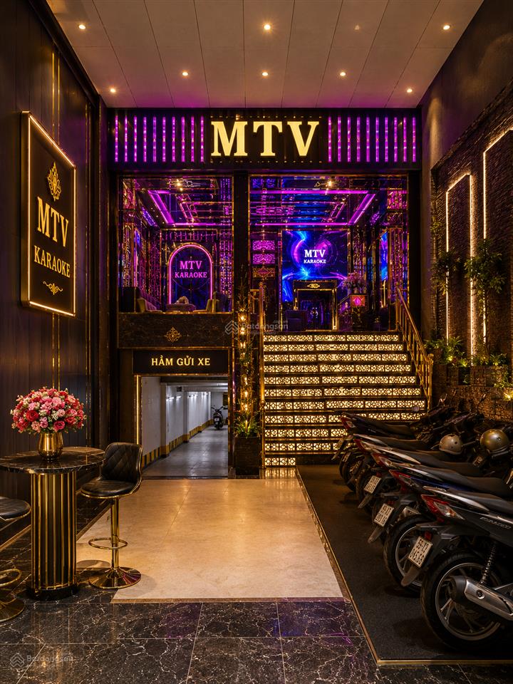 Gia đình tôi cần bán tòa nhà karaoke cao cấp  hầm 9 tầng  hđt 200 triệu/tháng  giá 42 tỷ