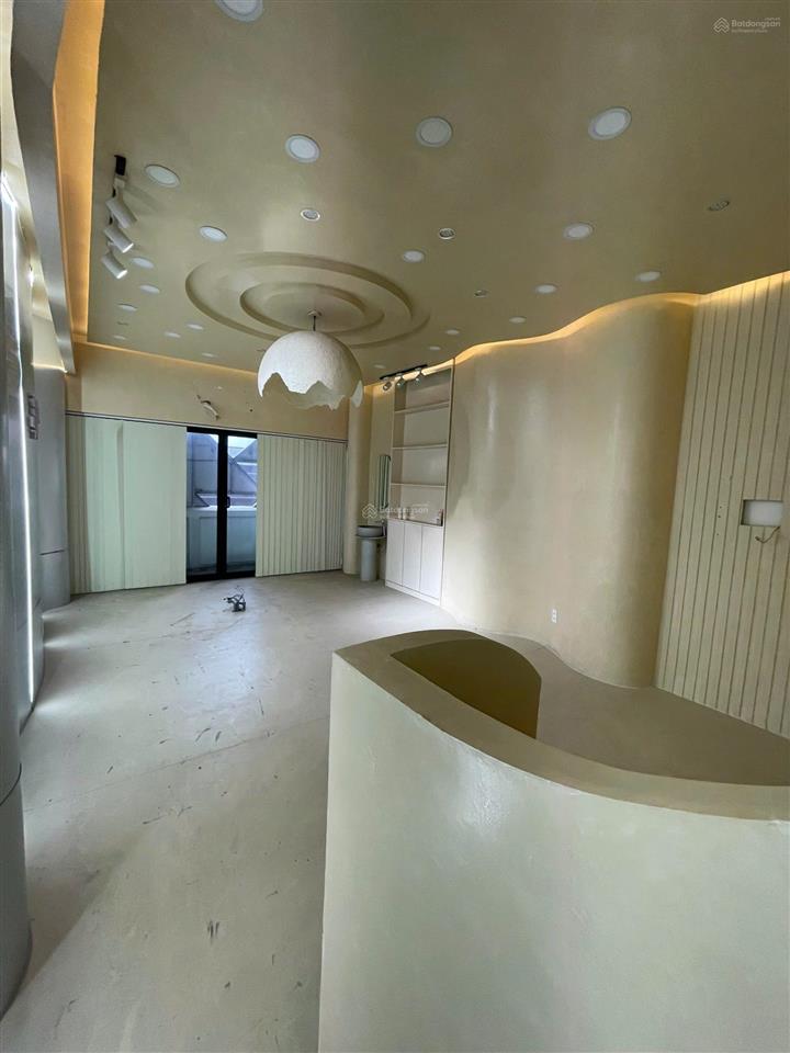 Cho thuê nhà 272  274 ba tháng hai, q10  10x18m  5 tầng  giá 150 tr/th.  0705 214 ***