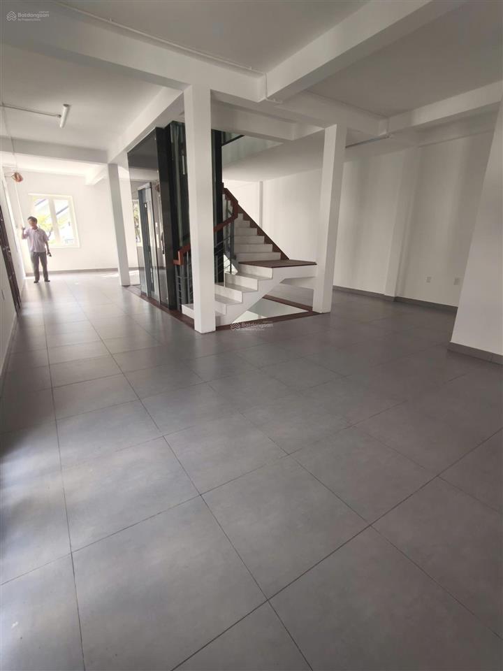 Cho thuê biệt thự sài gòn pearl, bình thạnh  10x20m  hầm 4 tầng giá thuê 120triệu.  0705 214 ***