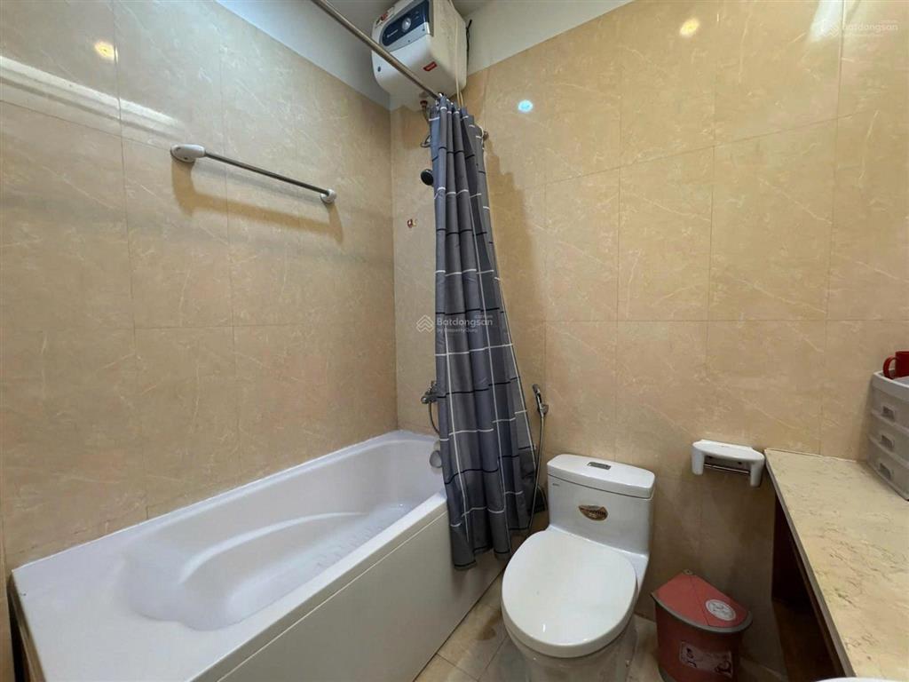 Tòa nhà văn phòng + căn hộ ký con, quận 1  7x17m  hầm 7 tầng ( 800m2 sàn )  giá 230 triệu