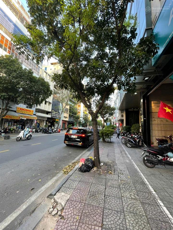 Tòa nhà văn phòng + căn hộ ký con, quận 1  7x17m  hầm 7 tầng ( 800m2 sàn )  giá 230 triệu