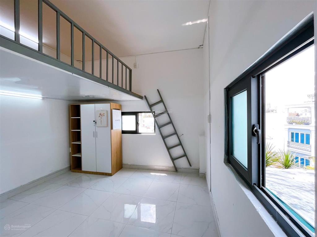 Duplex  ch có gác  cửa sổ trời tróng  phòng rộng rãi gần vòng xoay dân chủ