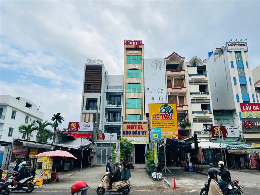 Khách sạn mặt tiền ung văn khiêm  16 phòng, doanh thu 170 triệu/tháng  giá 38 tỷ