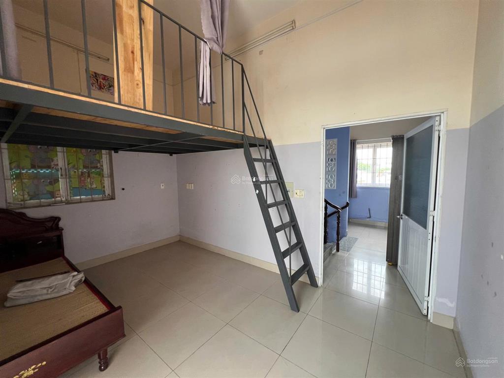 Bán nhà 3 tầng kiên cố sổ hoàn công  giá 4tỷ8 tổng 152m2 sử dụng  đường 6m ô tô qua lại  gần chợ