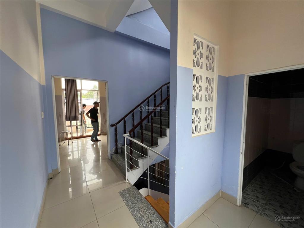 Bán nhà 3 tầng kiên cố sổ hoàn công  giá 4tỷ8 tổng 152m2 sử dụng  đường 6m ô tô qua lại  gần chợ