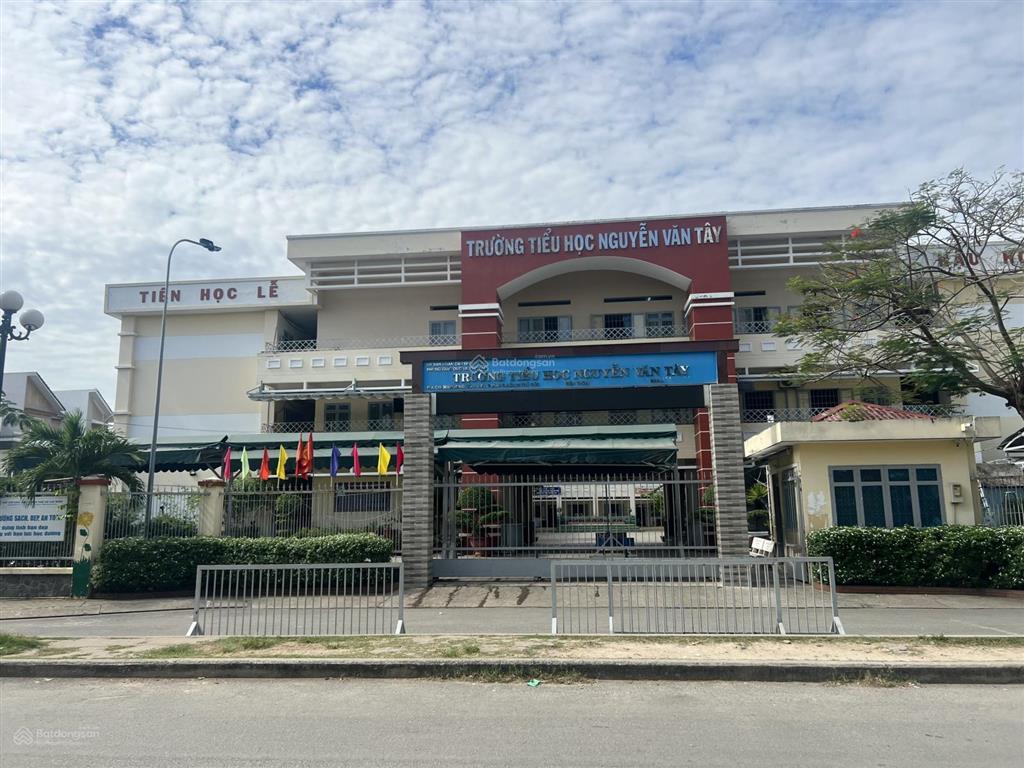 Cần bán nhanh lô đất mặt tiền đường 12m 129m2 full thổ cư đường thông có vỉa hè  gần chợ đầu mối