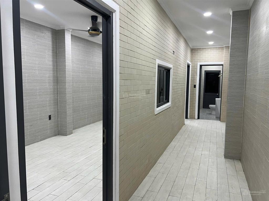 Bán nhà 2 tầng có sân thượng nhìn ra sông sg  3pn  sân oto  đầy đủ nội thất  4,5x23m dtcn 100m2