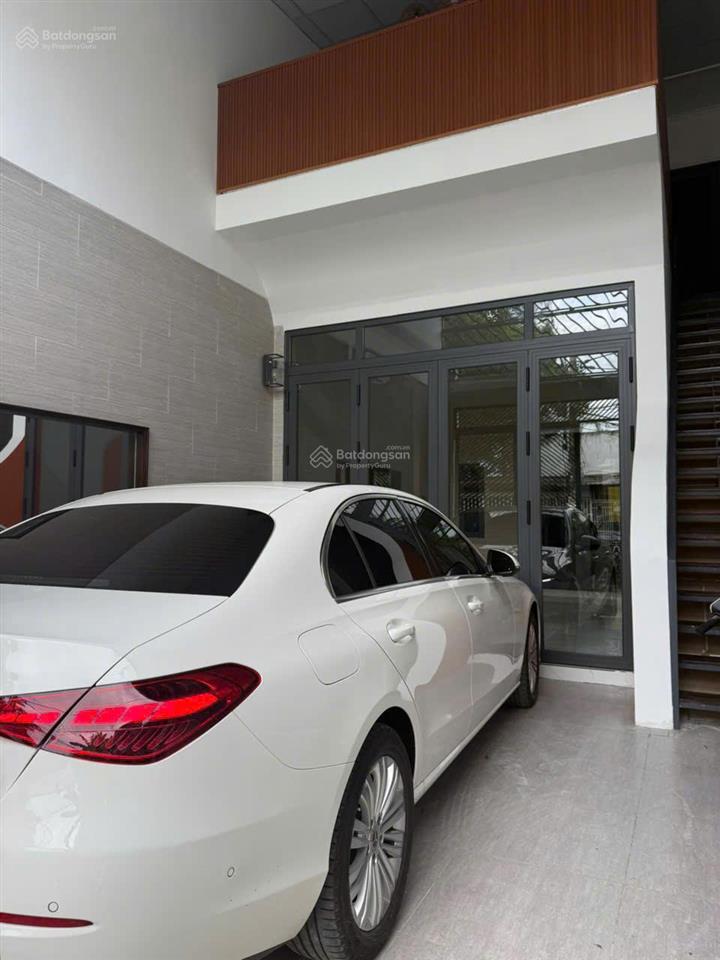 Bán nhà 2 tầng có sân thượng nhìn ra sông sg  3pn  sân oto  đầy đủ nội thất  4,5x23m dtcn 100m2