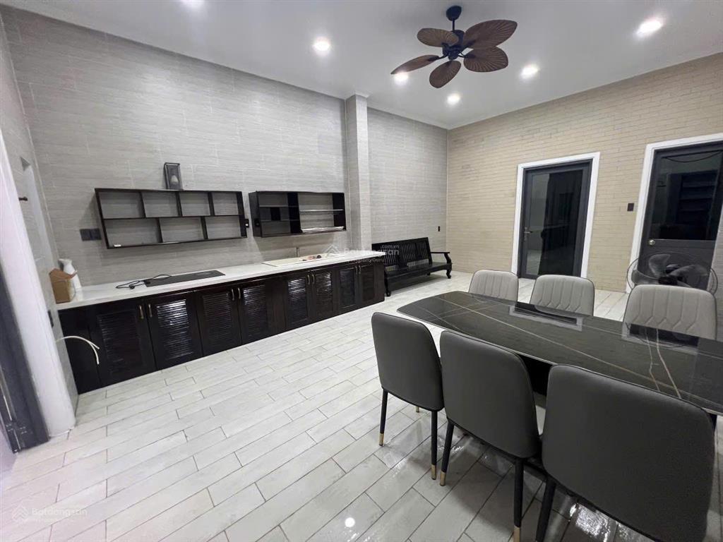 Bán nhà 2 tầng có sân thượng nhìn ra sông sg  3pn  sân oto  đầy đủ nội thất  4,5x23m dtcn 100m2