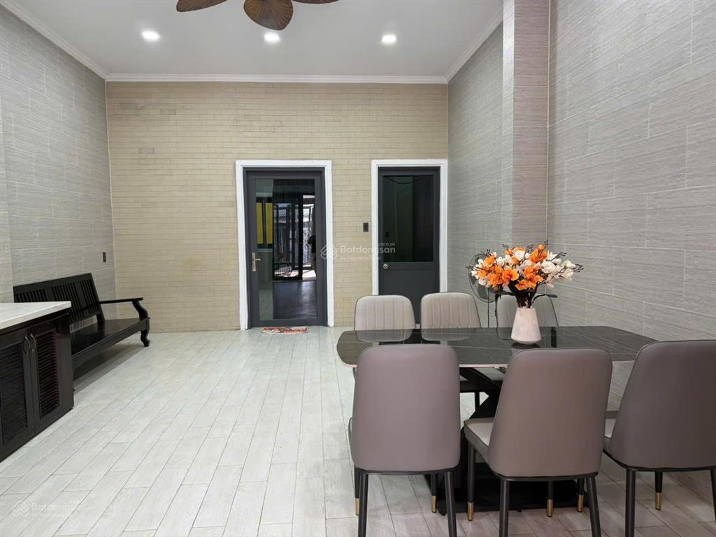 Bán nhà 2 tầng có sân thượng nhìn ra sông sg  3pn  sân oto  đầy đủ nội thất  4,5x23m dtcn 100m2