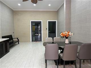 Bán nhà 2 tầng có sân thượng nhìn ra sông sg  4pn  sân oto  đầy đủ nội thất  4,7x26m