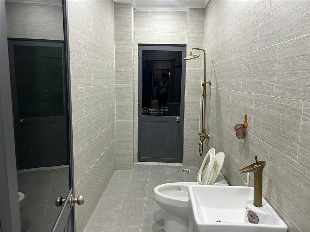 Bán nhà 2 tầng có sân thượng nhìn ra sông sg  3pn  sân oto  đầy đủ nội thất  4,5x23m dtcn 100m2