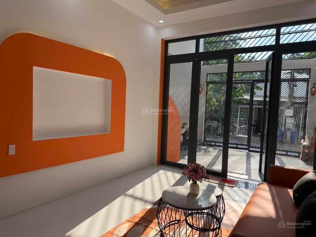 Bán nhà 2 tầng có sân thượng nhìn ra sông sg  3pn  sân oto  đầy đủ nội thất  4,5x23m dtcn 100m2