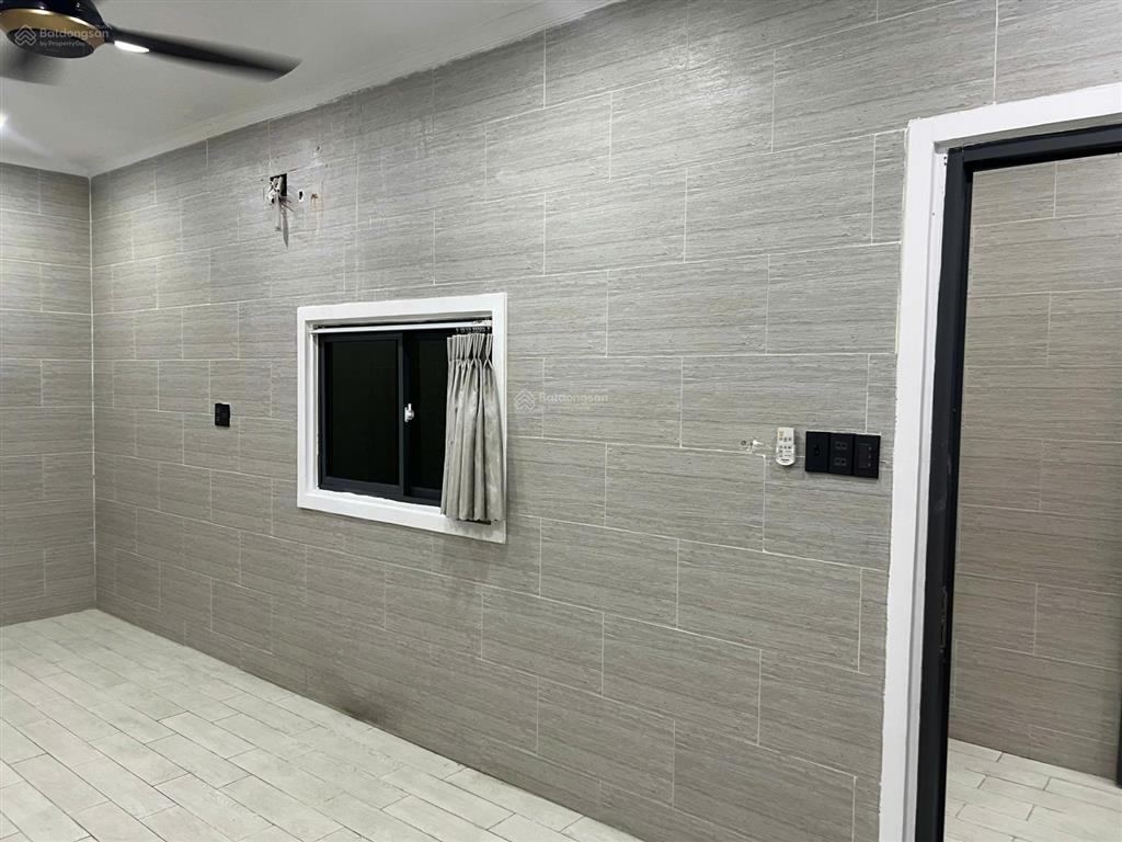 Bán nhà 2 tầng có sân thượng nhìn ra sông sg  3pn  sân oto  đầy đủ nội thất  4,5x23m dtcn 100m2