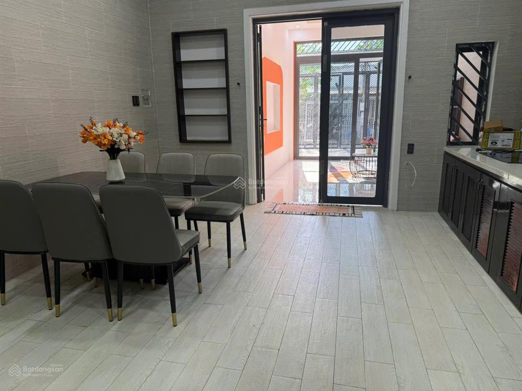 Bán nhà 2 tầng có sân thượng nhìn ra sông sg  3pn  sân oto  đầy đủ nội thất  4,5x23m dtcn 100m2
