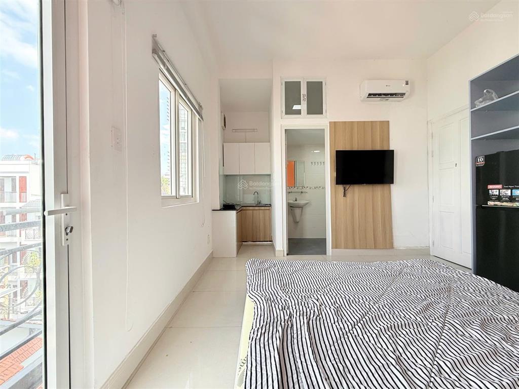 Cho thuê căn hộ studio rộng cửa sổ trời lớn thang máy full nội thất hầm xe ngay dương bá trạc q8