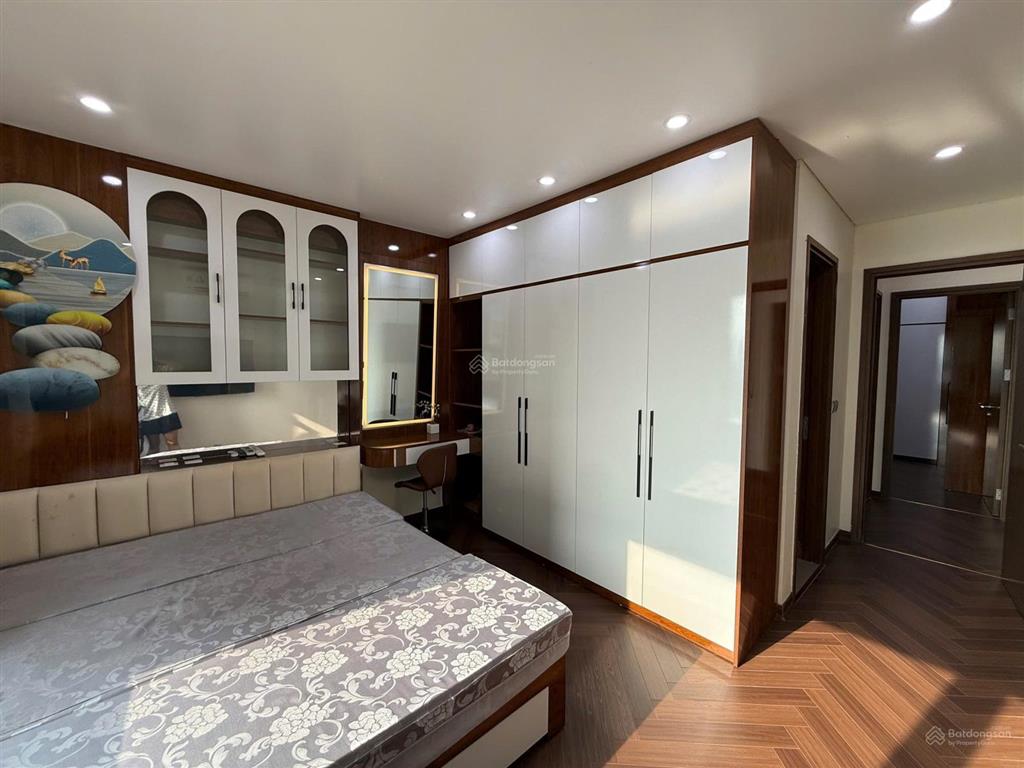 Chính chủ bán căn 2pn, 84.5m2 view cv ngđ/ full đồ/ đã có sổ. giá 9.3 tỷ bao phí.  0986 558 ***