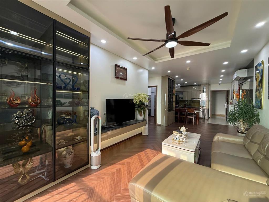 Chính chủ bán căn 2pn, 84.5m2 view cv ngđ/ full đồ/ đã có sổ. giá 9.3 tỷ bao phí.  0986 558 ***