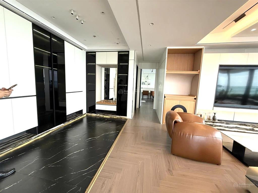 Cho thuê căn góc 3pn 160m2 view sông hồng  cầu nhật tân, full đồ, giá 45tr/th,  0986 558 ***