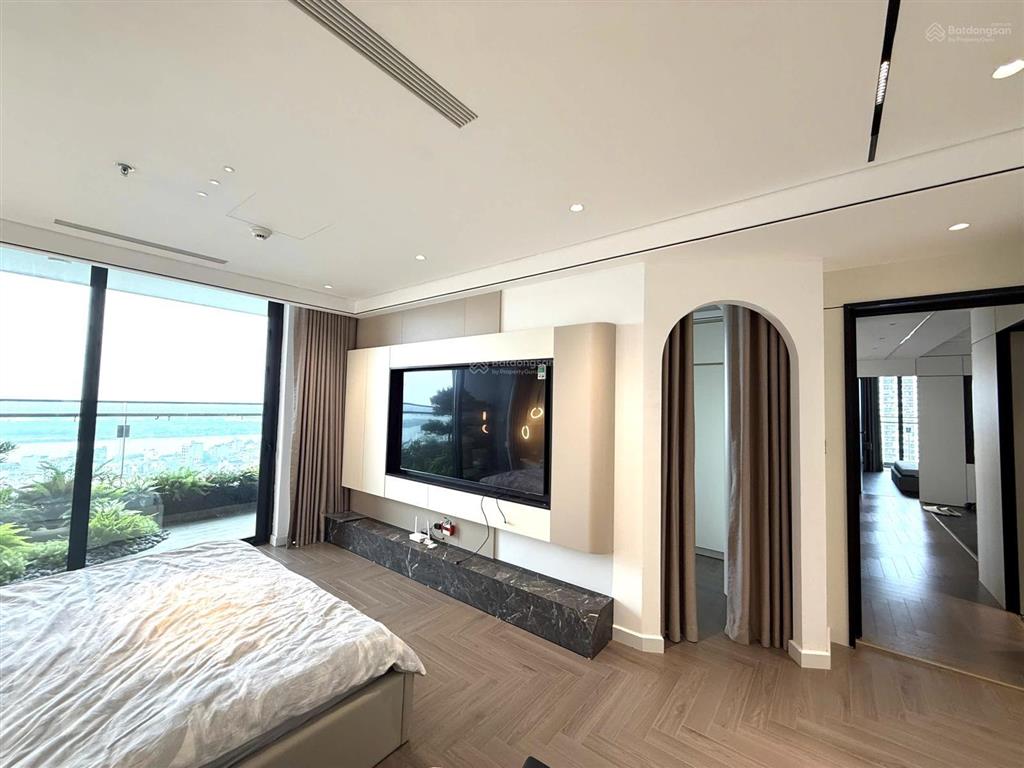 Cho thuê căn góc 3pn 160m2 view sông hồng  cầu nhật tân, full đồ, giá 45tr/th,  0986 558 ***