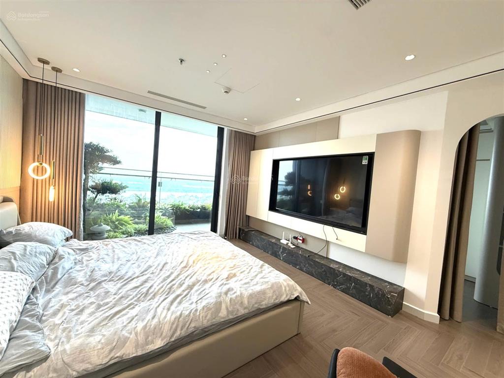 Cho thuê căn góc 3pn 160m2 view sông hồng  cầu nhật tân, full đồ, giá 45tr/th,  0986 558 ***