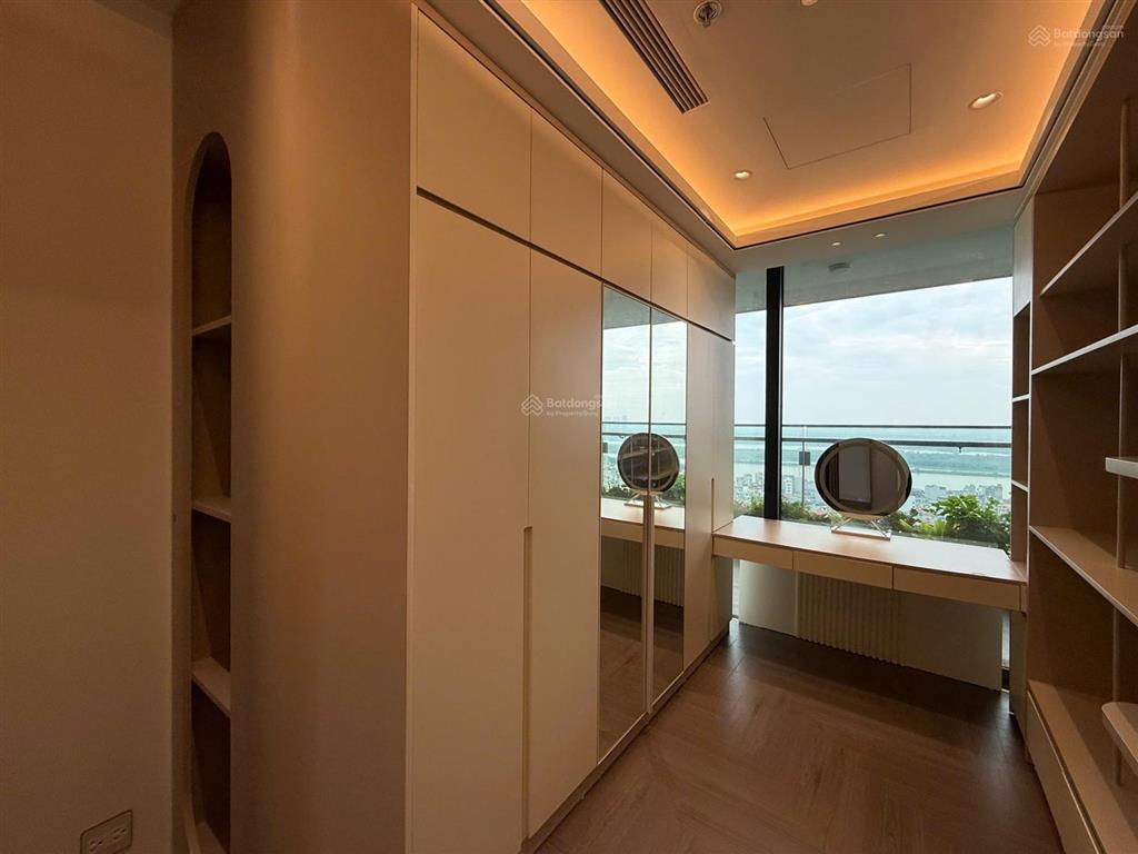 Cho thuê căn góc 3pn 160m2 view sông hồng  cầu nhật tân, full đồ, giá 45tr/th,  0986 558 ***