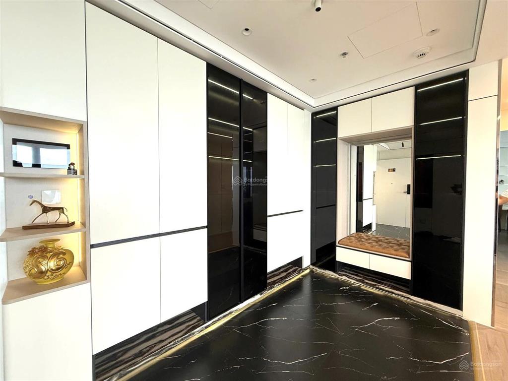 Cho thuê căn góc 3pn 160m2 view sông hồng  cầu nhật tân, full đồ, giá 45tr/th,  0986 558 ***