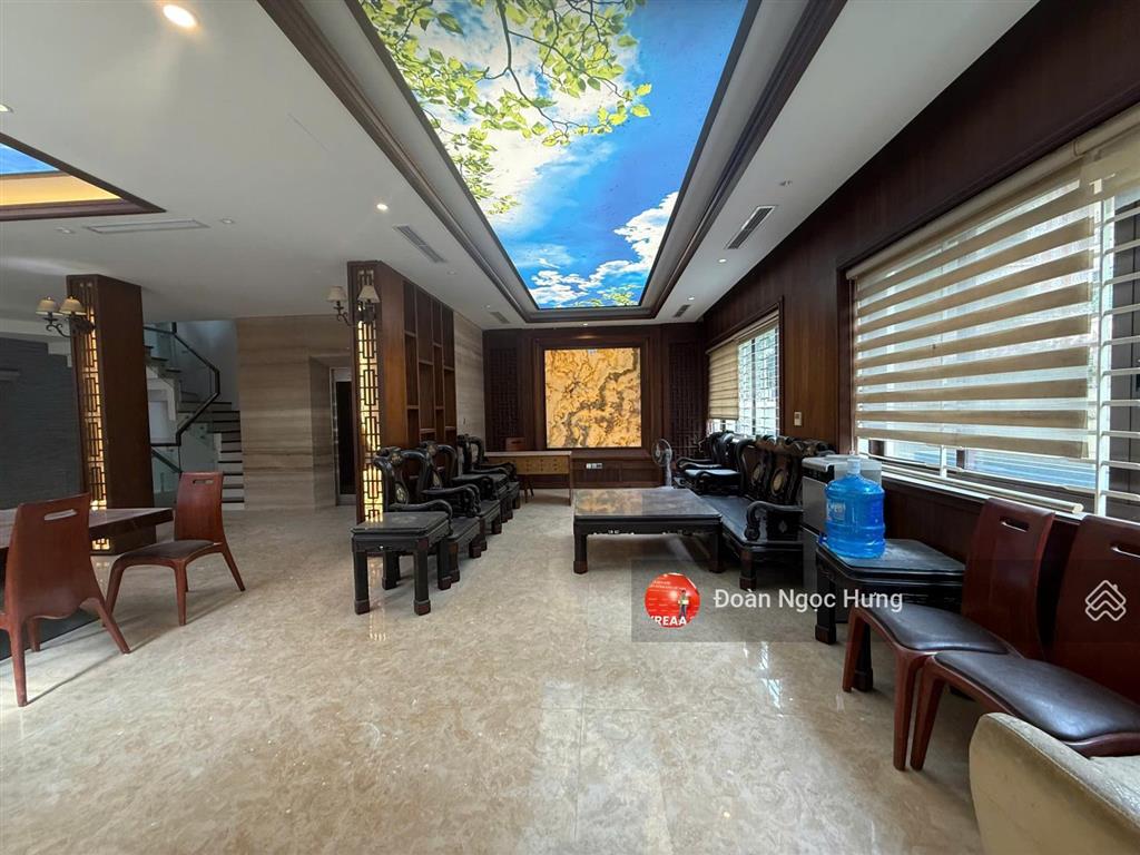 Cho thuê biệt thự siêu vip, lô góc tại phạm văn đồng, dt 220m, 4 tầng 1 hầm, thang máy, giá 55tr