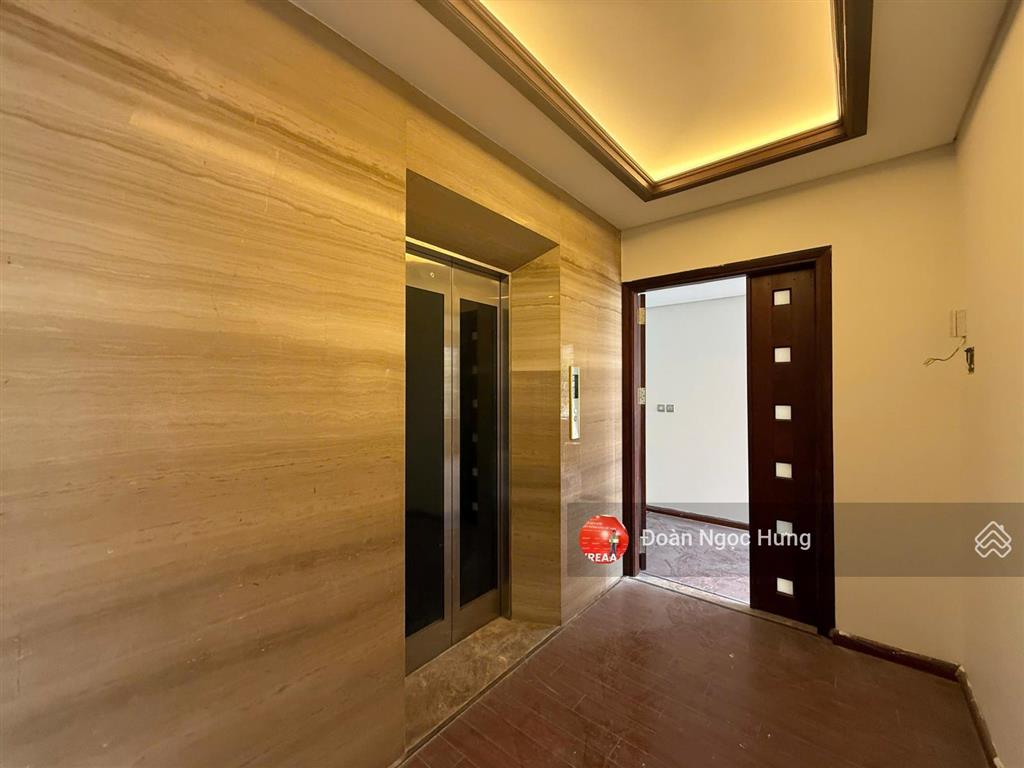 Cho thuê biệt thự siêu vip, lô góc tại phạm văn đồng, dt 220m, 4 tầng 1 hầm, thang máy, giá 55tr