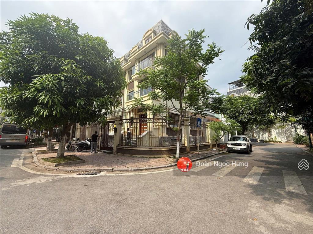 Cho thuê biệt thự siêu vip, lô góc tại phạm văn đồng, dt 220m, 4 tầng 1 hầm, thang máy, giá 55tr